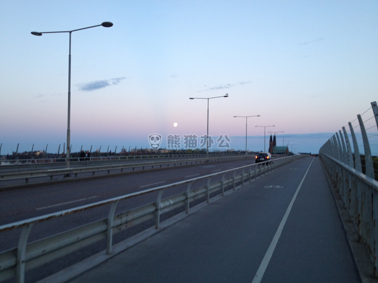 桥 月亮 Västerbron