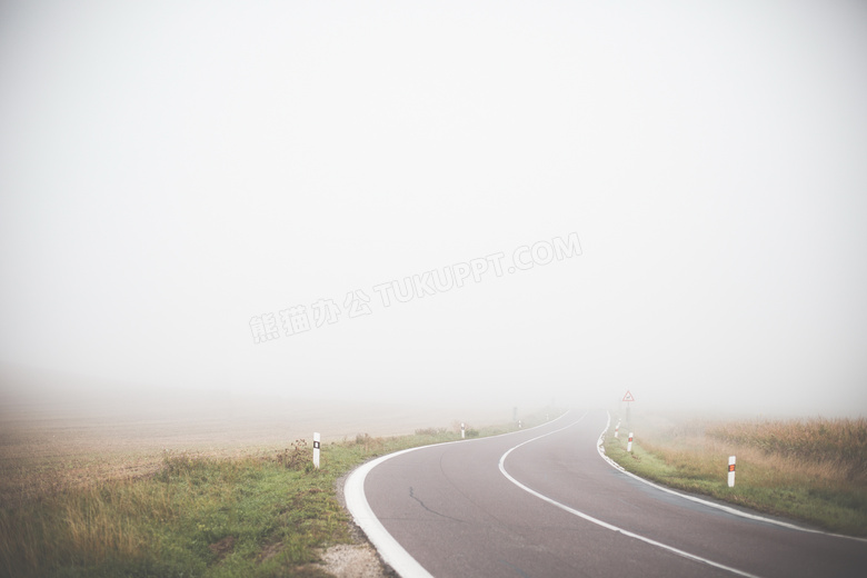 大雾天公路图片