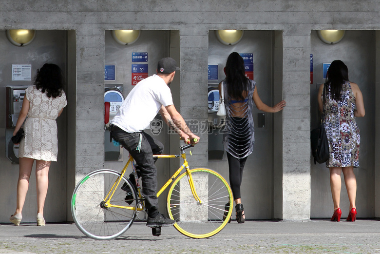 骑自行车的人 电话 售货棚