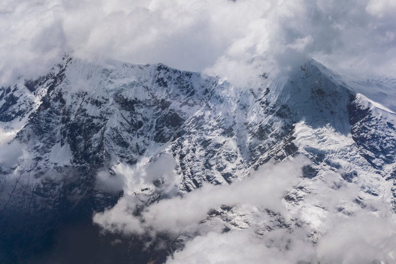 云雾雪山图片