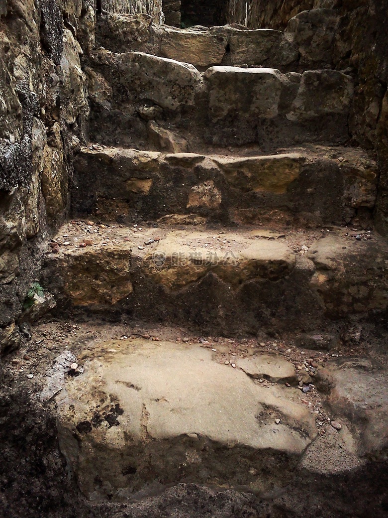 原始的 岩石 楼梯