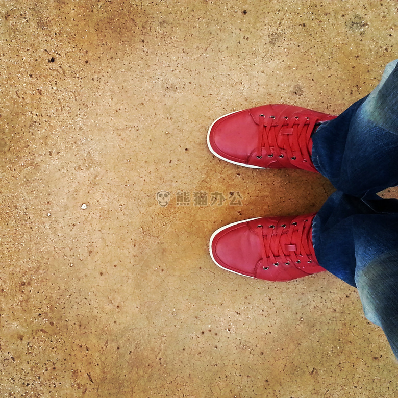 红色 运动鞋
