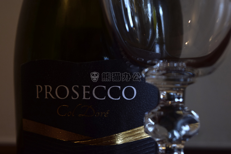 饮酒 Prosecco 闪亮的