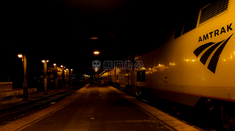 黑暗的 夜 火车