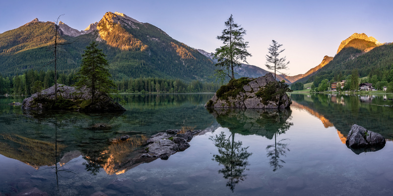 湖中的岩石与小树风光摄影高清图片