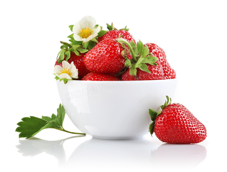 碗里的草莓与白色小花摄影高清图片