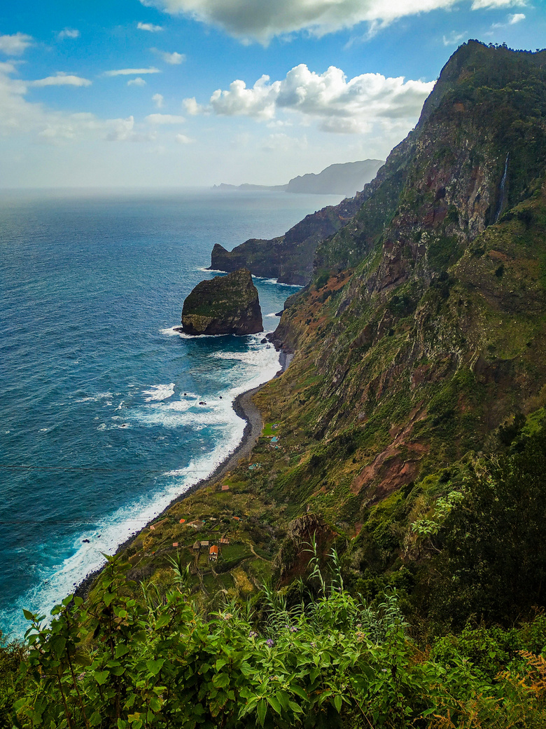 海岸线上的悬崖峭壁摄影图片