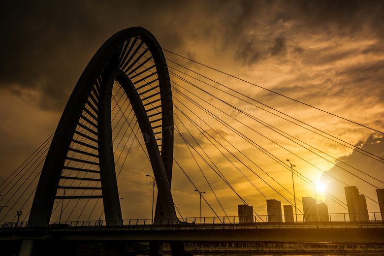 夕阳下的桥梁高清摄影图片