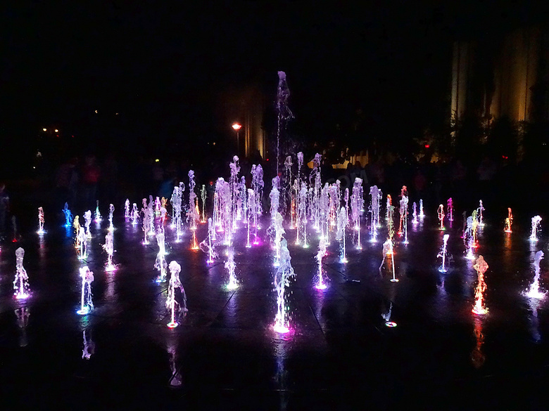 夜晚城市中的彩色喷泉摄影图片