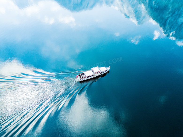湖泊中航行的游船俯拍图摄影图片