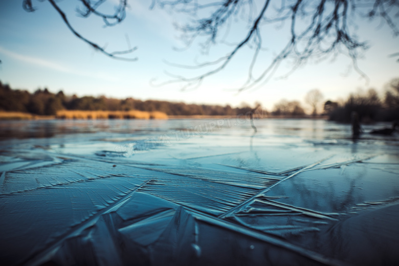 冬季结冰的湖面摄影图片
