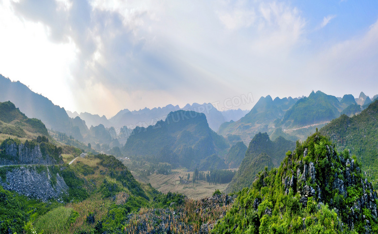 天空下的山川美景摄影图片