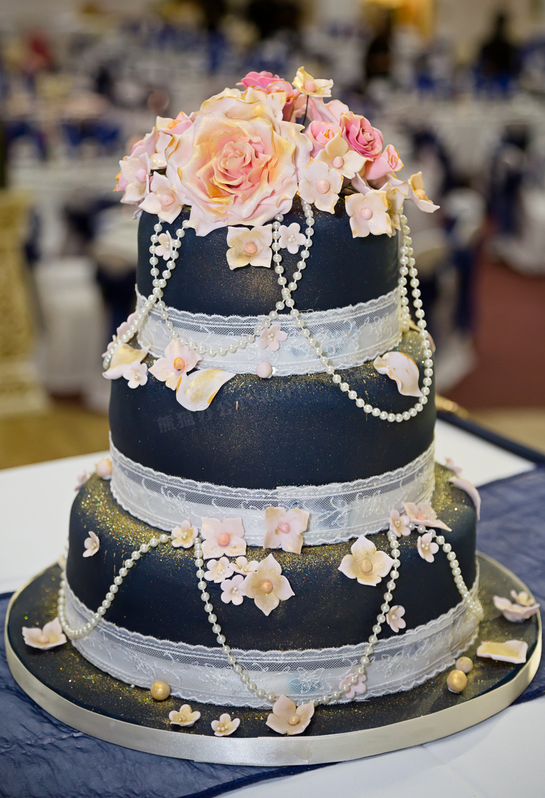 雕塑着玫瑰花的多层蛋糕摄影图片