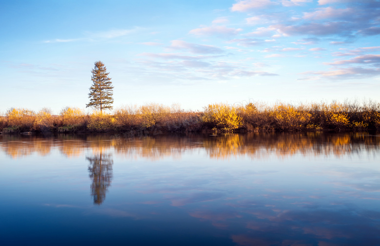 秋季河边树木倒影高清摄影图片