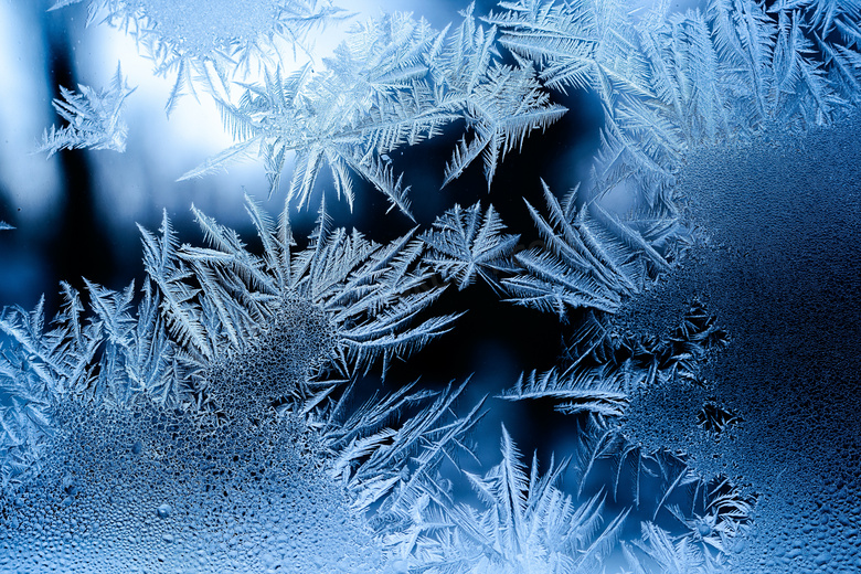 冬季玻璃上的冰霜效果摄影图片