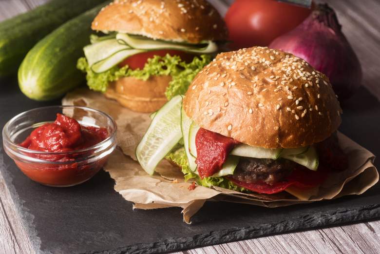 新鲜出炉的美味汉堡包摄影高清图片