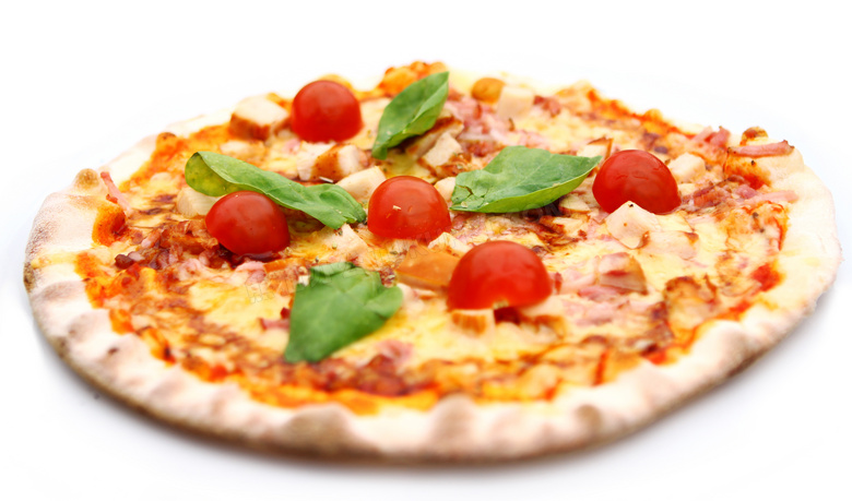 小番茄点缀的美味披萨摄影高清图片