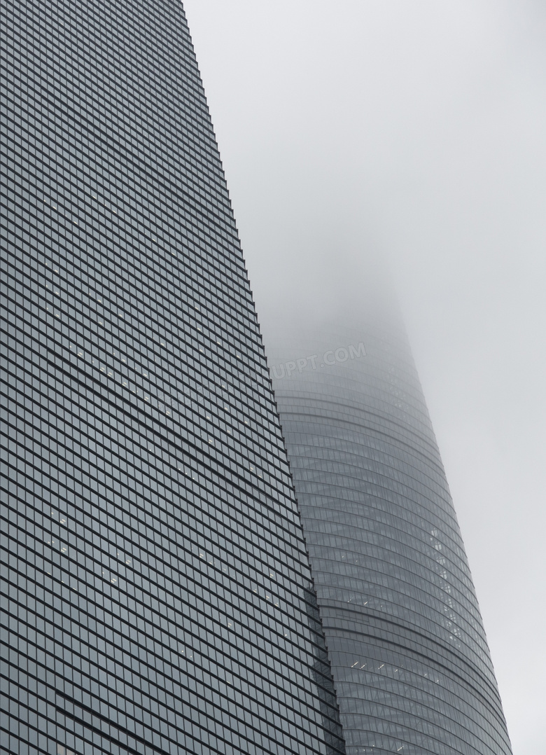 雾气笼罩中的高楼大厦摄影高清图片