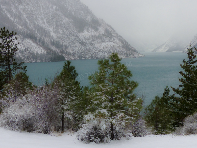 一场雪过后的山水树木摄影高清图片