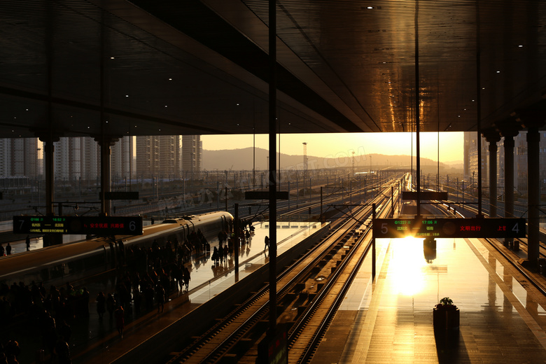 黄昏霞光中的车站逆光摄影高清图片
