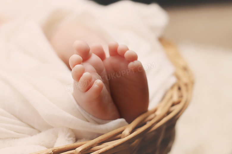 睡篮中的宝宝脚丫特写摄影图片