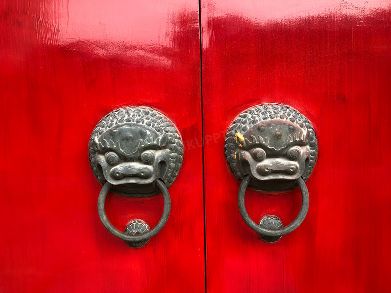 大红色门上的门环特写摄影高清图片