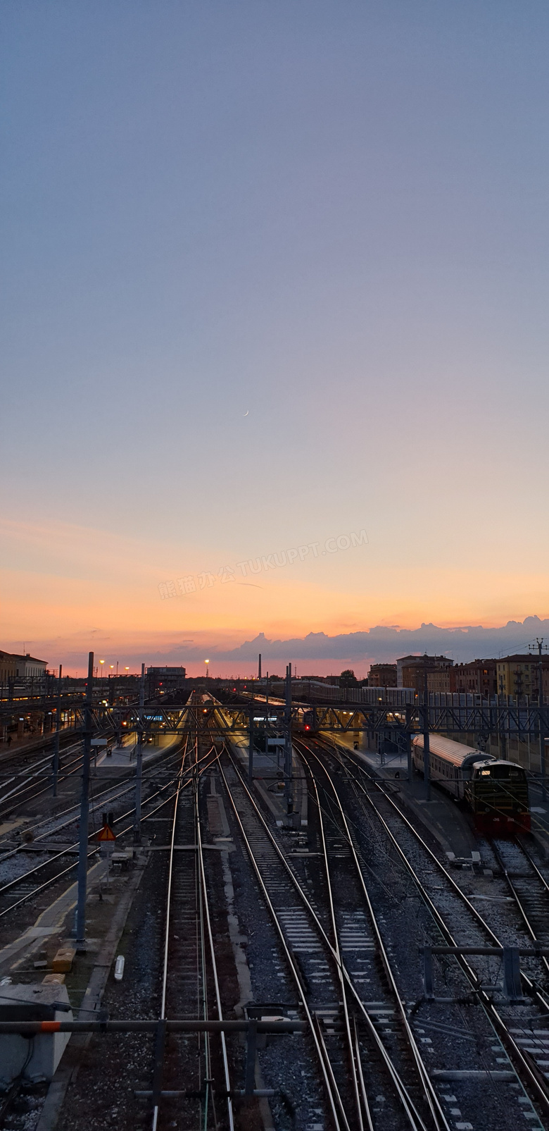 日暮时分的火车站风光摄影高清图片