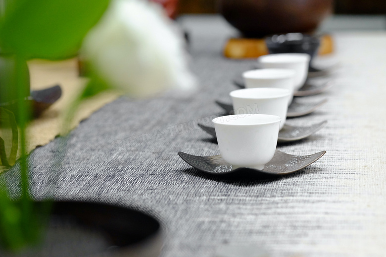 一字排开的饮茶用杯子摄影高清图片
