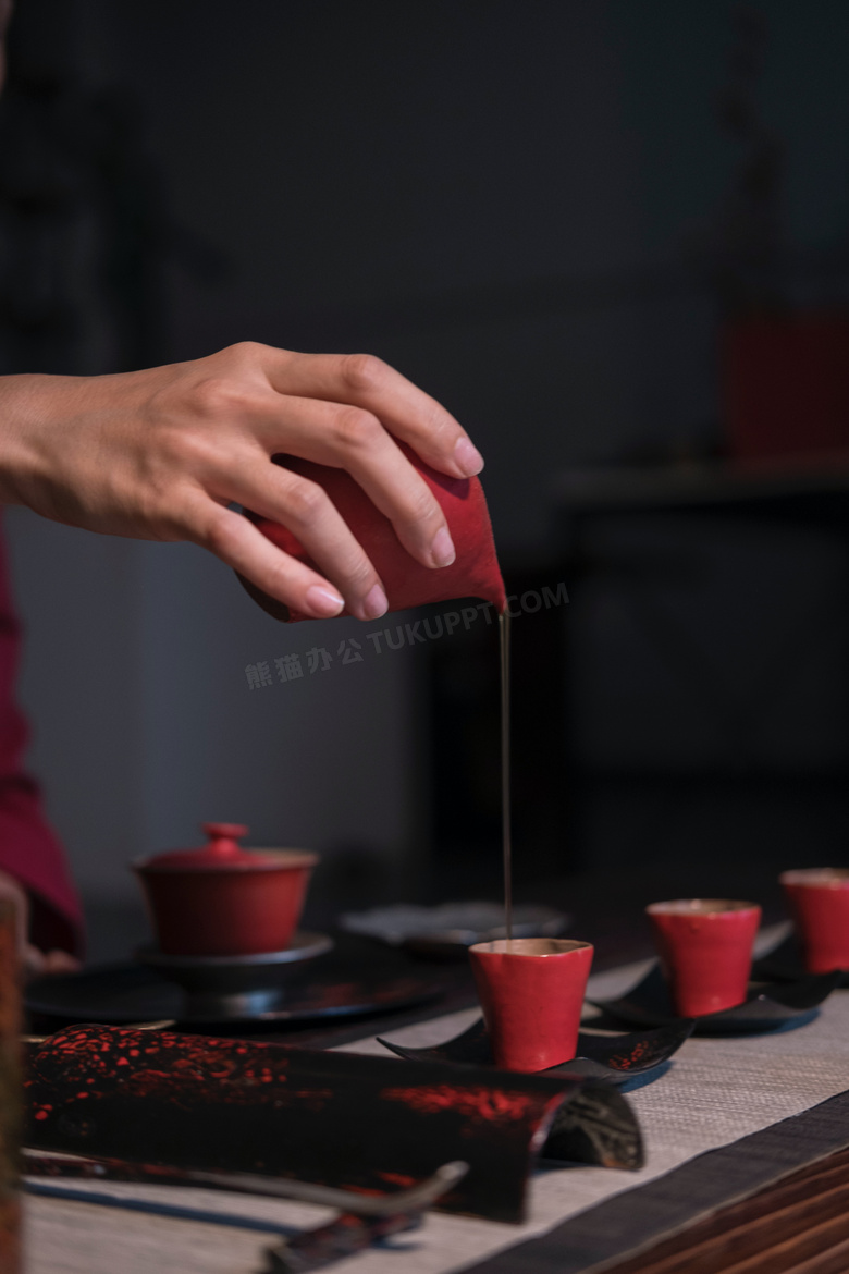 用红色茶具沏茶的场景摄影高清图片