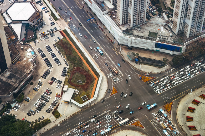城市十字路口交通状况俯瞰高清图片