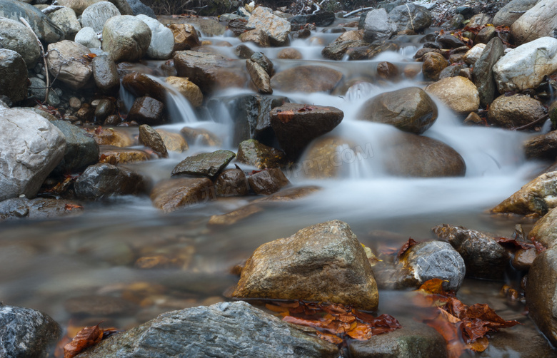 被流水不停冲刷的石头摄影高清图片