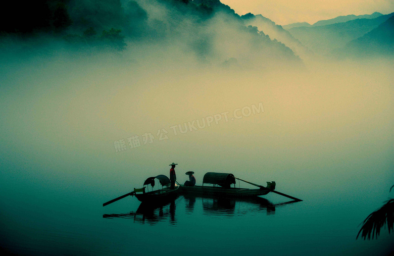 弥漫着雾气的湖面风光摄影高清图片