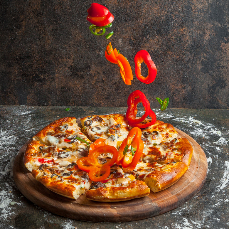 青红辣椒圈点缀的披萨摄影高清图片