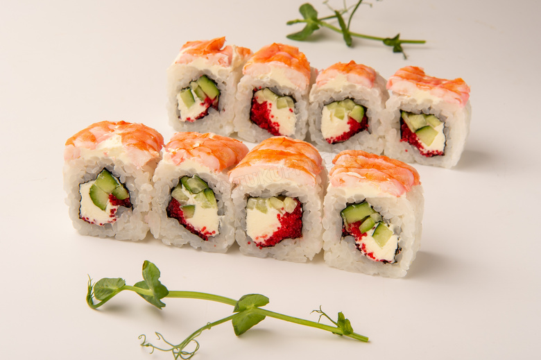 豌豆苗点缀的美味寿司摄影高清图片