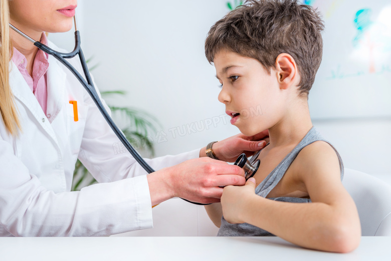 检查心脏健康状况的小男孩高清图片