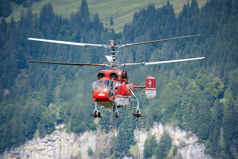 飞行中的红色救援直升机摄影图片