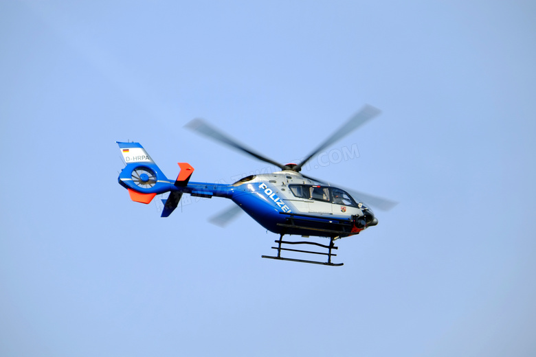 天空中飞行的蓝色直升机摄影图片