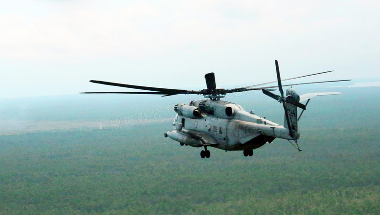 飞行的武装直升机高清摄影图片