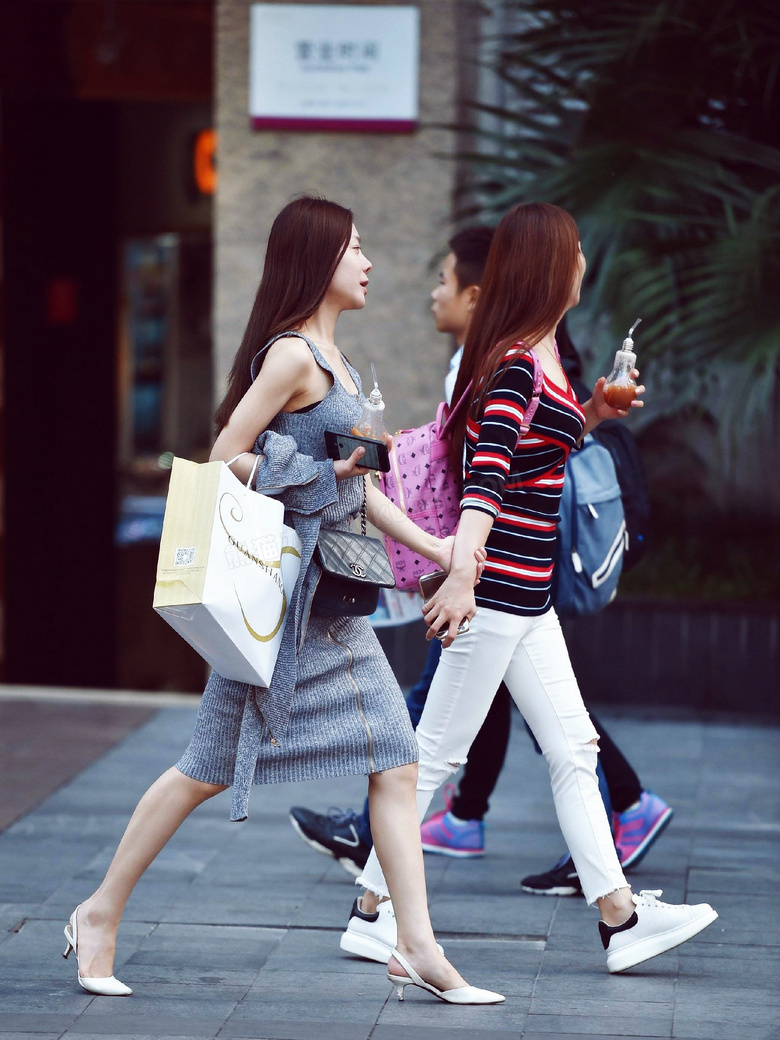 在逛街购物的美女人物摄影高清图片