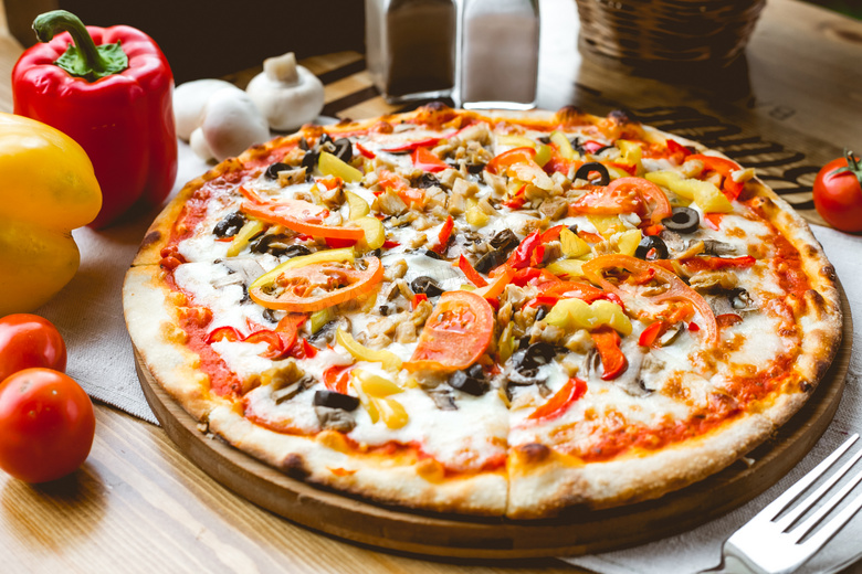 番茄辣椒与可口的披萨摄影高清图片