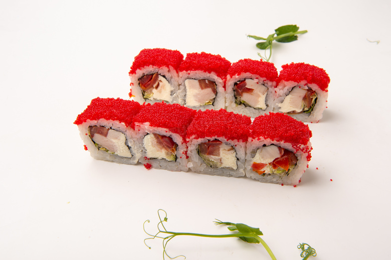 红色鱼子酱的日料寿司摄影高清图片