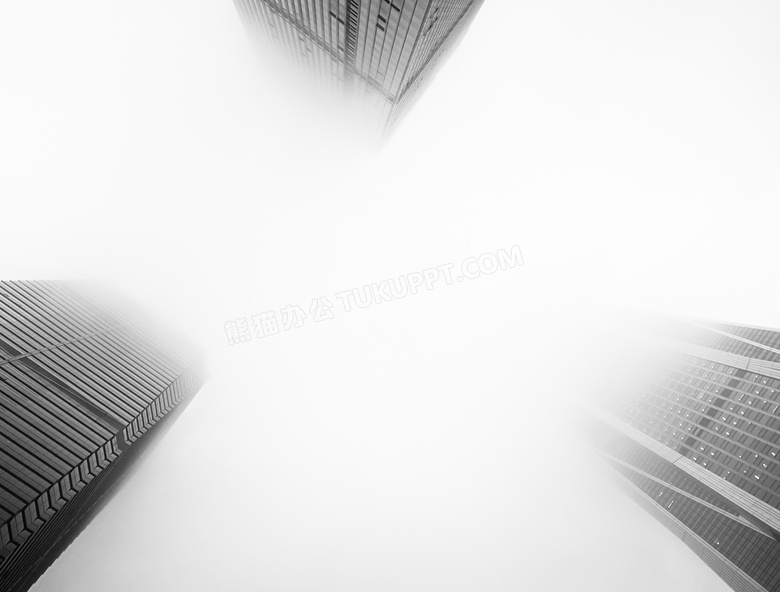 能见度较低的雾中大楼摄影高清图片