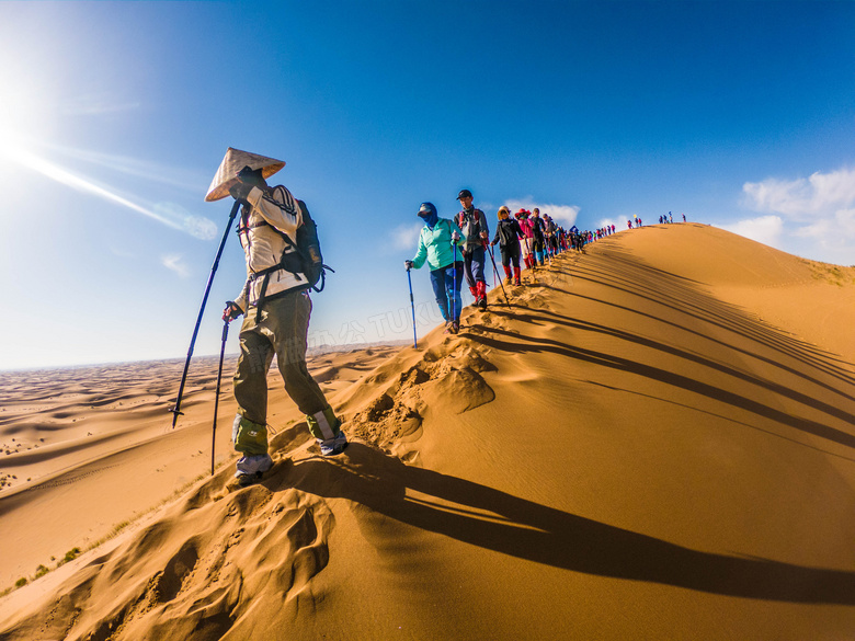 徒步腾格里沙漠的人物摄影高清图片