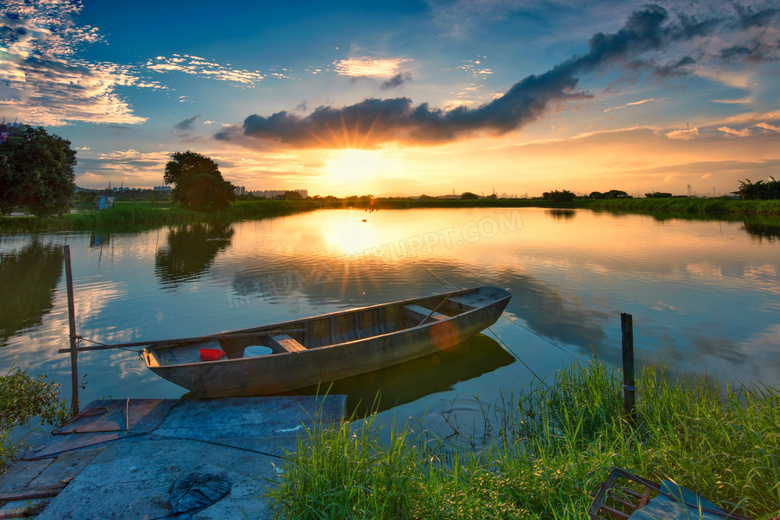 阳光映照着的湖面小船摄影高清图片