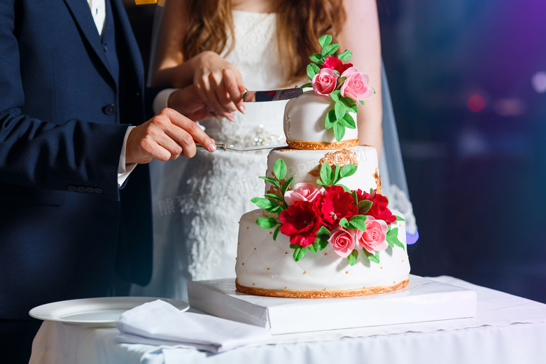 合力切蛋糕的新娘新郎人物高清图片