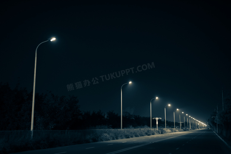 在夜晚路灯亮着的道路摄影高清图片