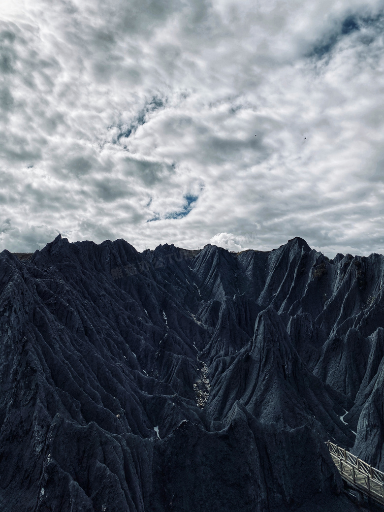 白云黑山自然景观风光摄影高清图片