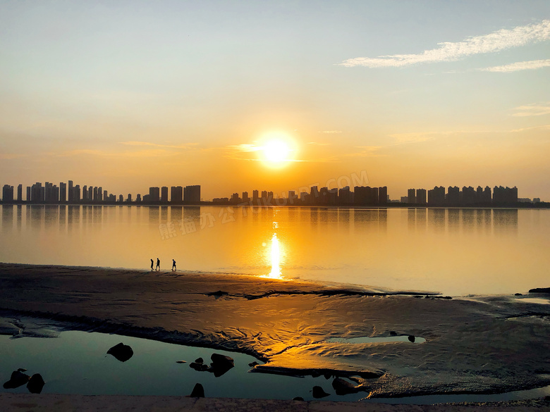 夕阳下城市建筑群风光摄影高清图片