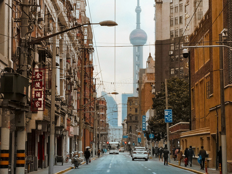东方明珠塔与上海街景摄影高清图片