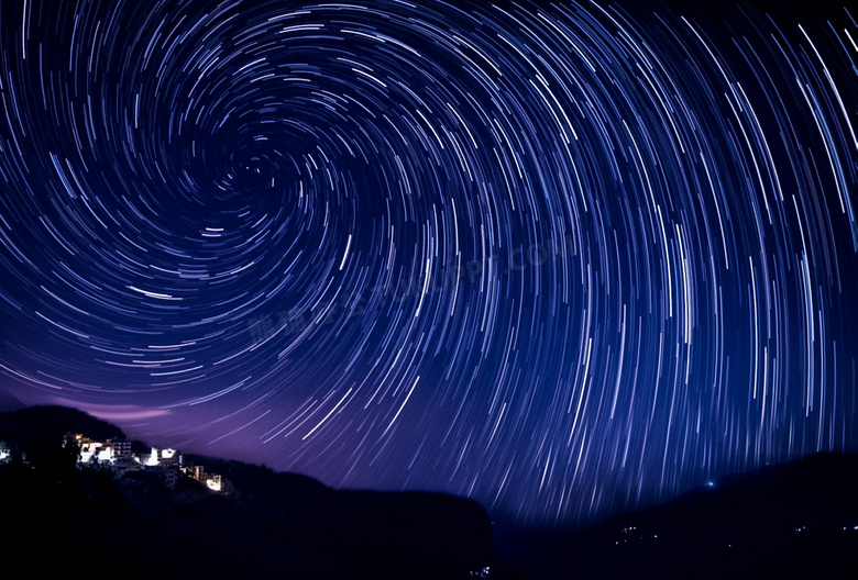 夜晚空中的螺旋状星轨摄影高清图片